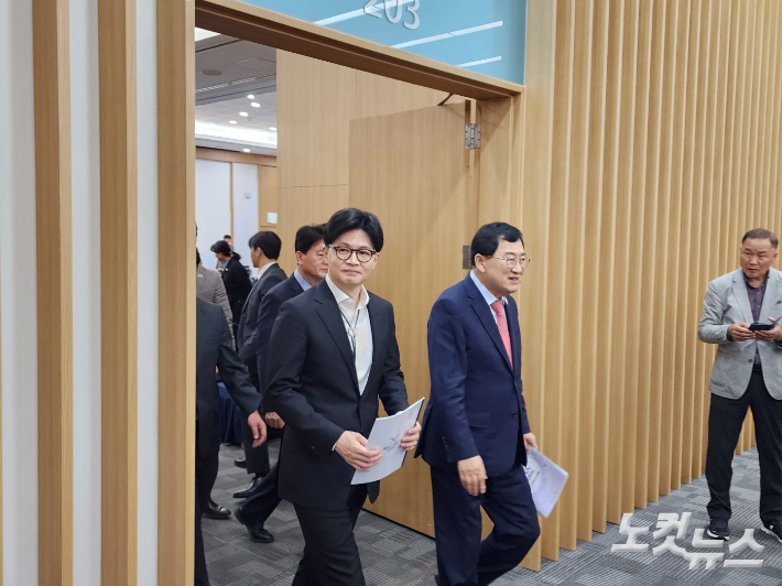 국민의힘 한동훈 대선 경선 예비후보가 주낙영 경주시장의 안내를 받으며 경주화백컨벤션센터를 살펴보고 있다. 문석준 기자