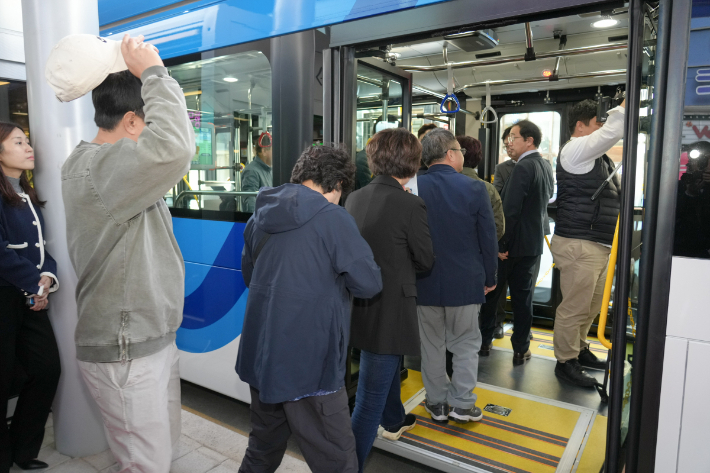 제주 버스. 제주도 제공