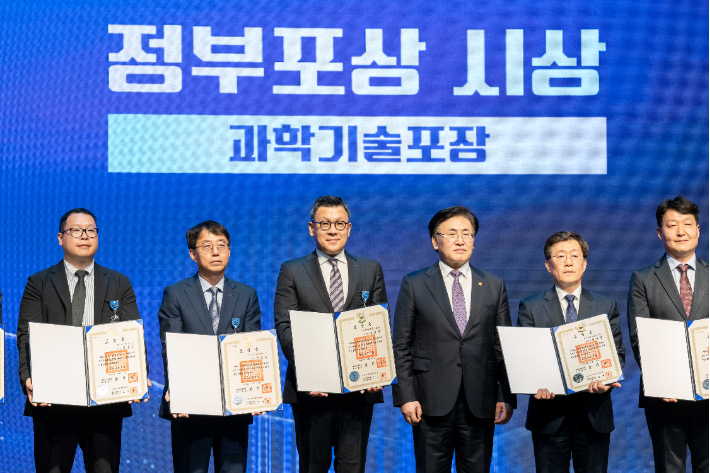 송용진 전략·혁신 부문장(왼쪽에서 세번째). 두산에너빌리티 제공