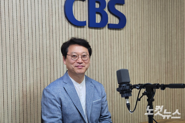이민호 충북CBS 소년소녀합창단 지휘자. 최영실 아나운서 