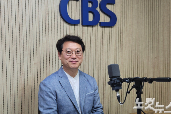 이민호 충북CBS 소년소녀합창단 지휘자. 최영실 아나운서 