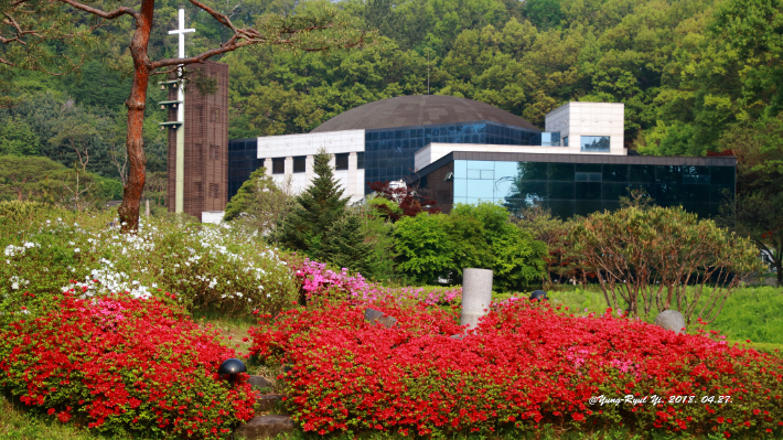 충북CBS 어린이합창단에게 연습 공간을 제공한 좋은감리교회. 산 속에 파묻혀 사시사철 아름다운 자연환경을 제공한다. 좋은감리교회 제공