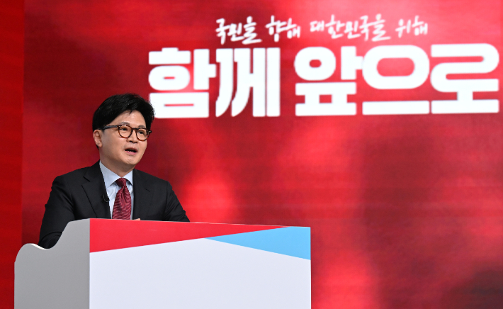발언하는 국민의힘 B조 한동훈 후보     (서울=연합뉴스) 20일 서울 강서구 ASSA아트홀에서 열린 국민의힘 제21대 대통령 후보자 1차 경선 조별 토론회에서 B조 한동훈 후보가 발언하고 있다. 2025.4.20 [국회사진기자단]     photo@yna.co.kr (끝)   <저작권자(c) 연합뉴스, 무단 전재-재배포, AI 학습 및 활용 금지> 연합뉴스