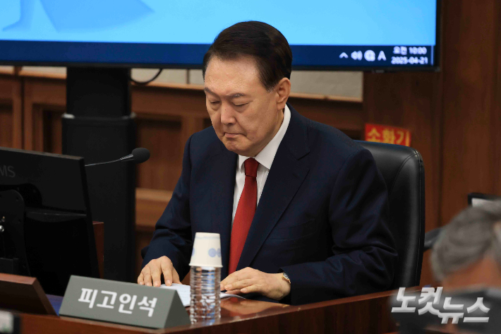 윤석열 전 대통령이 21일 서초동 서울중앙지법에서 열린 내란 우두머리 혐의에 대한 두 번째 정식 재판에 출석하고 있다. 사진공동취재단