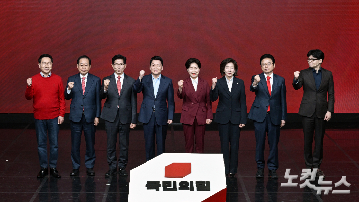 18일 서울 강서구 ASSA 아트홀에서 열린 '제21대 대통령 후보자 국민의힘 1차 경선 후보자 비전대회'에서 후보자들이 기념촬영을 하고 있다. 왼쪽부터 유정복, 홍준표, 김문수, 안철수, 양향자, 나경원, 이철우, 한동훈 후보. 황진환 기자