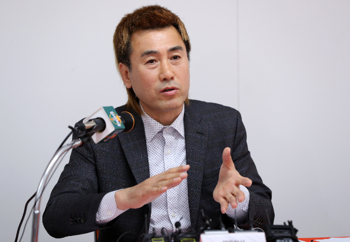 김병지 강원FC 대표이사가 지난 17일 춘천송암스포츠타운 주 경기장 1층 다목적실에서 기자회견을 하고 아시아축구연맹 챔피언스리그(ACL) 홈경기 개최와 관련해 춘천시의 명확한 의사 표명을 촉구하고 있다. 연합뉴스