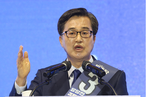 김동연 더불어민주당 대선 경선 후보가 20일 울산시 울주군 울산전시컨벤션센터에서 열린 '제21대 대통령선거 후보자 선출을 위한 영남권 합동연설회'에서 정견 발표를 하고 있다. 연합뉴스