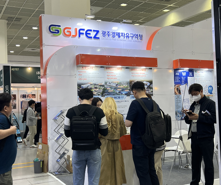 광주광역시와 광주경제자유구역청은 오는 24~26일 사흘간 서울 코엑스에서 열리는 국내 최대 정보통신기술(ICT) 전시회 '2025 월드IT쇼'에 참가, '투자유치 홍보관'을 공동 운영한다. 광주시 제공