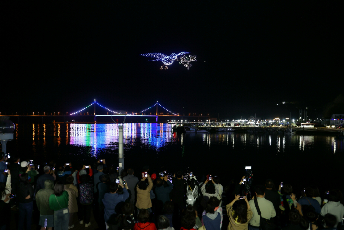 녹동항 드론쇼 올해 첫 공연. 고흥군 제공