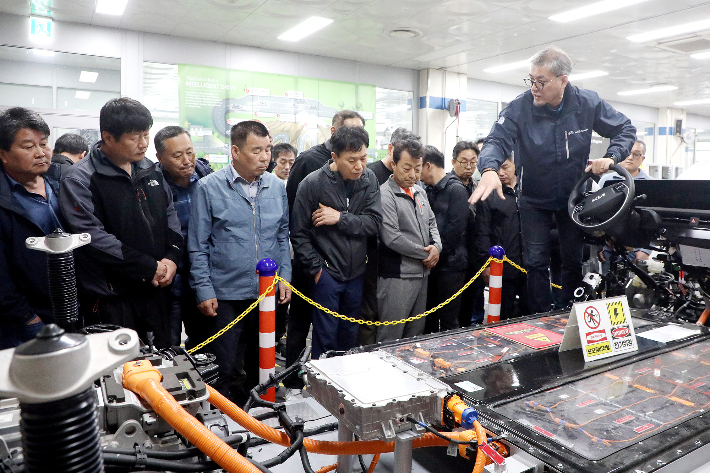 스마트e자동차과 한승철 교수가 경상북도 자동차전문정비 종사자들을 대상으로 전기차 교육을 실시하고 있다. 영남이공대 제공