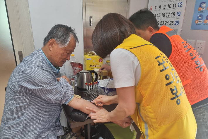 포항의료돌봄지원단은 지난 19일 영덕군 지품면 수암리 마을회관에서 '영덕군 산불피해 이재민을 위한 의료봉사'에 나섰다. 포항의료돌봄지원단 제공