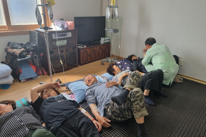 이번 봉사활동은 지난 3월 발생한 경북지역의 대형 산불로 삶의 터전을 잃은 영덕지역 이재민을 위한 활동으로, 의료진과 자원봉사자 등 16명이 참여했다. 포항의료돌봄지원단 제공