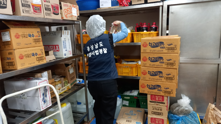 식자재 창고 점검. 경남도청 제공 