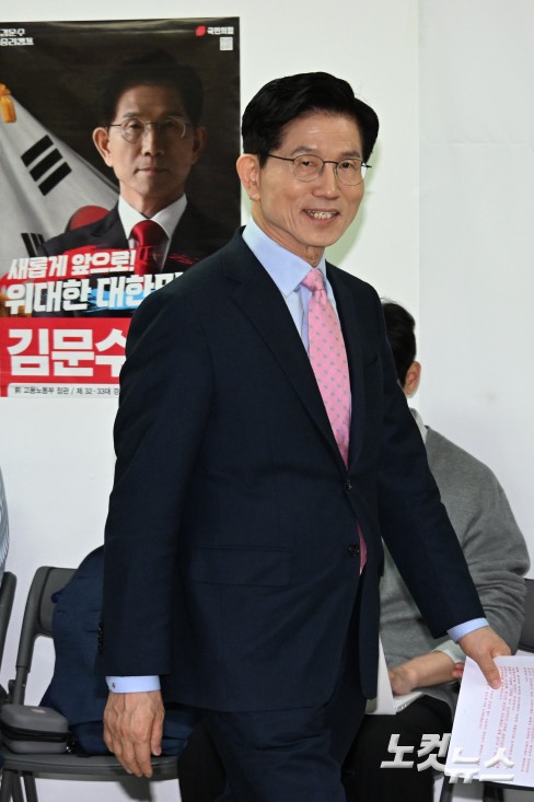 국민의힘 김문수 대선 경선 후보가 22일 서울 여의도 선거사무소에서 서 청년을 위한 3대 부동산 공약 발표를 위해 이동하고 있다.