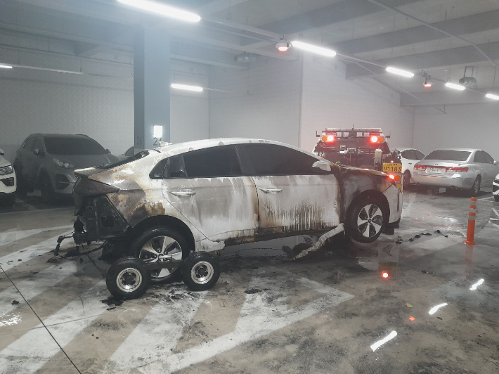 22일 오전 5시 50분쯤 대구 달서구 두류동의 한 아파트 지하 2층 주차장에서 충전 중이던 전기차에서 불이 났다. 대구소방안전본부 제공