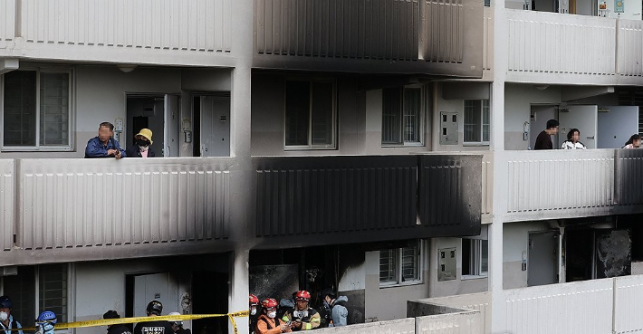 지난 21일 서울 관악구 봉천동 한 아파트에서 화재가 발생, 과학수사대원들이 현장을 감식하는 모습. 연합뉴스