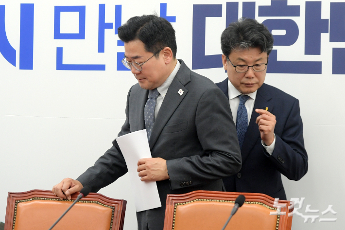 더불어민주당 박찬대 당대표 직무대행 겸 원내대표와 진성준 정책위의장. 윤창원 기자