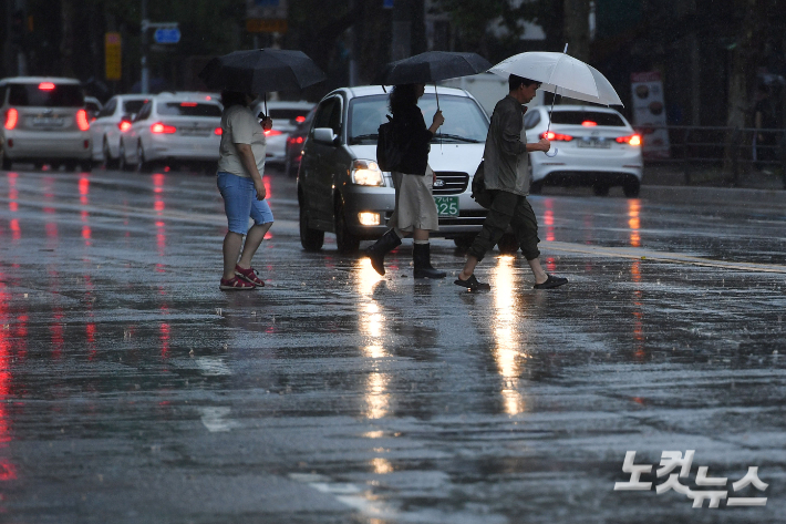 비 내리는 거리. 류영주 기자