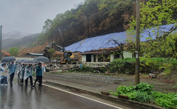 산청 산불피해 주택 철거. 경남도청 제공 