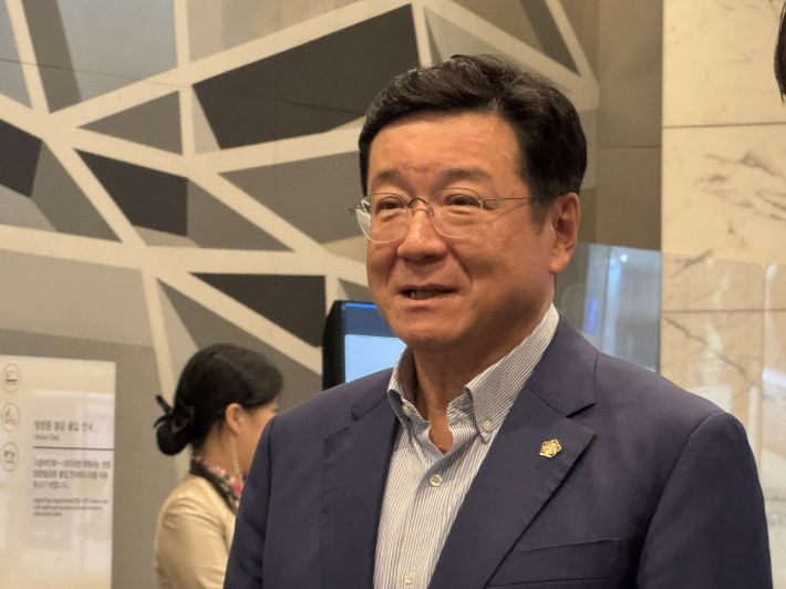 이찬희 삼성준법감시위원회 위원장이 22일 서울 서초구 삼성생명 서초사옥에서 열리는 삼성 준감위 회의에 참석하며 취재진 질문에 답변하고 있다. 연합뉴스