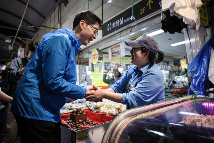 더불어민주당 제21대 대선 후보를 선출하는 호남권 경선 투표를 하루 앞두고 3명의 후보 중 가장 먼저 호남을 찾은 김경수 후보가 22일 광주 양동 시장을 찾아 지역 민심을 청취하고 지지를 호소했다. 김경수 후보 측 제공