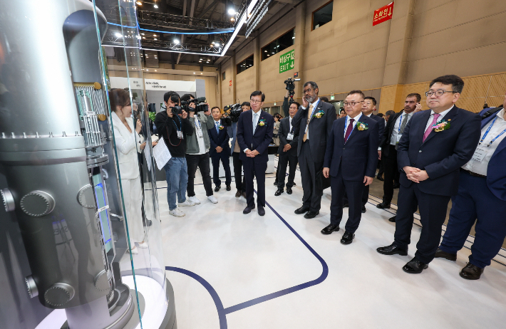 황주호 한수원 사장이 i-SMR 홍보부스를 살펴보고 있다. 한수원 제공