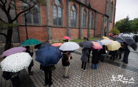 프란치스코 교황 빈소 마련된 명동성당 긴 줄