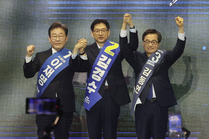 더불어민주당 대선 경선 후보들이 지난 20일 울산시 울주군 울산전시컨벤션센터에서 열린 '제21대 대통령선거 후보자 선출을 위한 영남권 합동연설회'에서 당원들에게 인사하고 있다. 연합뉴스 