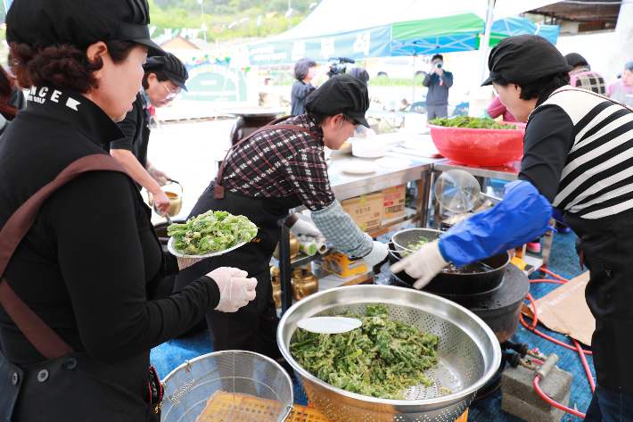 지난해 열린 전곡리마을 두릅 축제. 울진군 제공