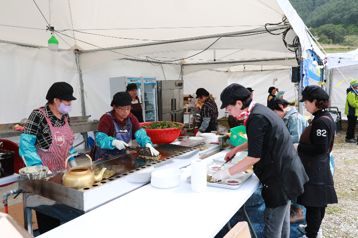 지난해 열린 전곡리마을 두릅 축제. 울진군 제공