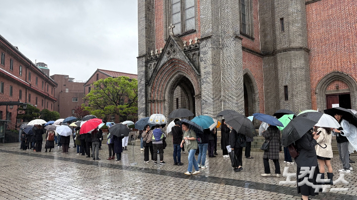 22일 서울 중구 명동대성당에 마련된 프란치스코 교황 공식분향소를 찾은 조문객들이 줄을 서 있다. 김수정 기자