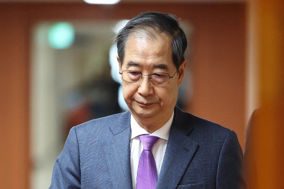 한덕수 대통령 권한대행 국무총리가 22일 정부서울청사에서 열린 국무회의에 입장하고 있다. 연합뉴스