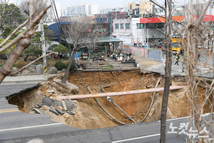 지난달 24일 서울 강동구 대명초등학교 인근 사거리에서 4개차로에 걸친 '대형 싱크홀(땅꺼짐)' 이 발생했다. 박종민 기자