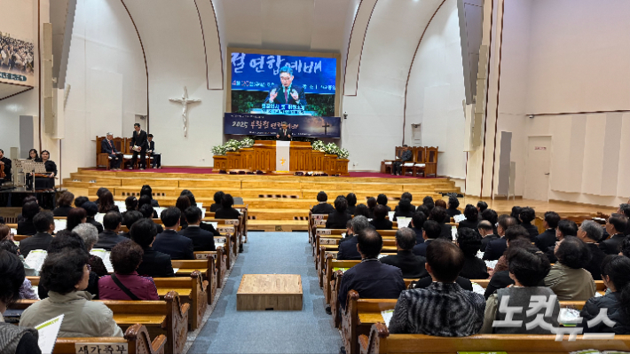 속초시기독교연합회(회장 이시정 목사)가 20일 속초중앙교회에서 부활절연합예배를 드렸다. 최진성 아나운서