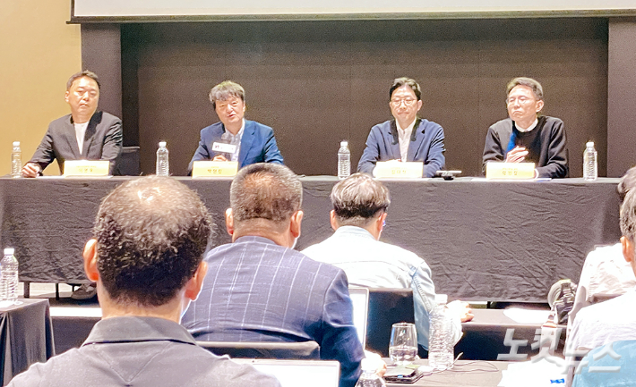 밀리의서재 박현진 대표가 23일 오전 서울 여의도 글래드호텔에서 열린 기자간담회에서 취재진의 질문을 받고 답하고 있다. 김민수 기자 