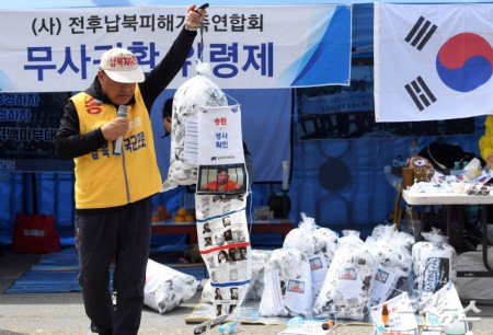 대북전단 풍선 무게 재는 최성룡 대표