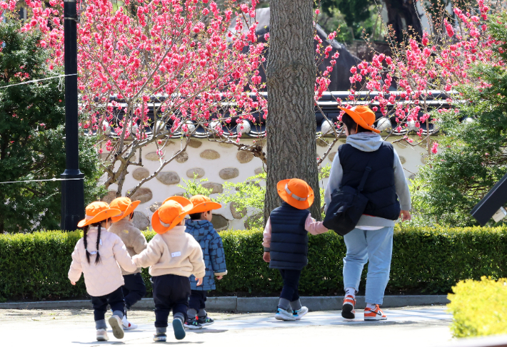 봄기운이 완연한 15일 강원 강릉시 초당동의 한 공원에 선생님과 함께 나들이 나온 아이들의 모습이 정겹다. 연합뉴스