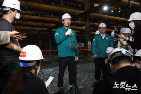 취재진 질문 답하는 오세훈 시장