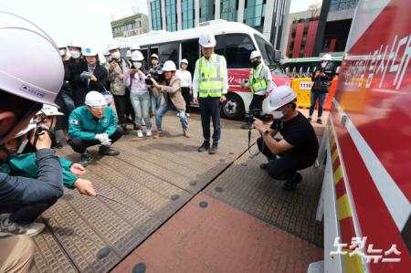 지표투과레이더 차량 살펴보는 오세훈 서울시장