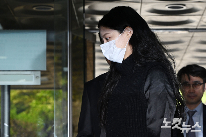 입시 비리 혐의로 재판에 넘겨져 1심에서 벌금형을 선고받은 조국 전 조국혁신당 대표 딸 조민 씨가 23일 오후 서울 서초구 서울중앙지방법원에서 열린 항소심 선고공판에 출석하고 있다. 류영주 기자