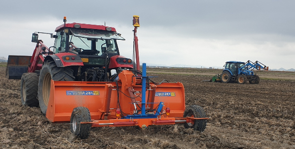 ㈜지금강이엔지(대표이사 김식)는 23일 오후 전남 영암군 삼호읍 망산리에서 '마른논써레질 이앙 재배기술 연시회'를 개최했다. 지금강이엔지 제공