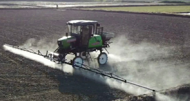 ㈜지금강이엔지(대표이사 김식)는 23일 오후 전남 영암군 삼호읍 망산리에서 '마른논써레질 이앙 재배기술 연시회'를 개최했다. 지금강이엔지 제공