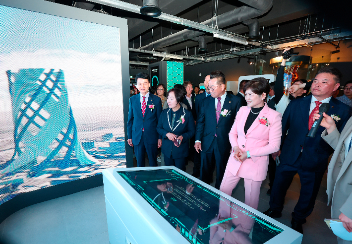 강은희 대구시교육감과 시의회 교육위원 등이 미래교육센터 내부를 둘러보고 있다. 시교육청 제공 