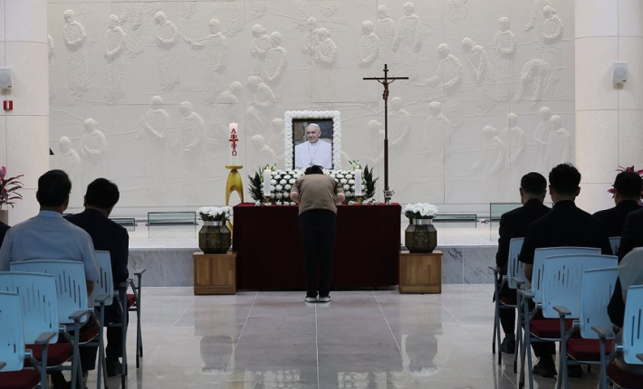 23일 프란치스코 교황의 분향소가 마련된 전북 전주시 완산구 치명자산성지 평화의전당에서 신부와 신자들이 위령기도를 하고 있다. 연합뉴스