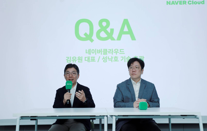 김유원 네이버클라우드 대표와 성낙호 네이버클라우드 하이퍼스케일 AI 기술 총괄이 23일 서울 역삼동 네이버 스퀘어에서 열린 기자간담회에 참석했다. 네이버클라우드 제공