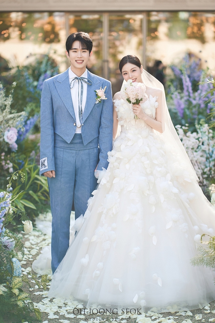 23일 공개된 에일리(오른쪽)와 최시훈(왼쪽)의 결혼식 공식 사진. A2Z엔터테인먼트 제공
