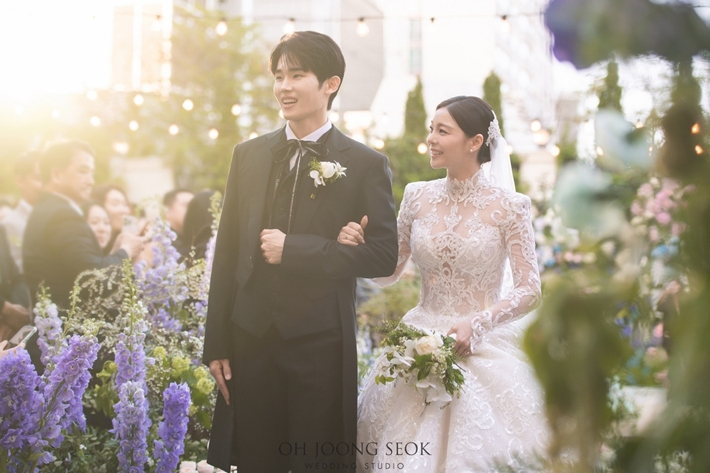 23일 공개된 에일리(오른쪽)와 최시훈(왼쪽)의 결혼식 공식 사진. A2Z엔터테인먼트 제공