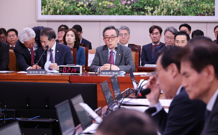 조태열 외교부 장관(가운데)이 23일 국회에서 열린 외교통일위원회 전체회의에서 의원 질의에 답변하고 있다. 왼쪽은 김영호 통일부 장관. 연합뉴스