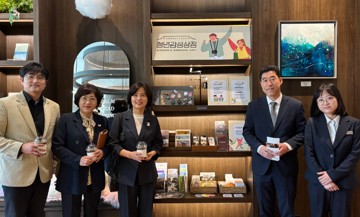 경주시와 라한호텔이 '청년감성상점–라한호텔 경주 상품 입점 협약식'을 갖고 있다. 경주시 제공