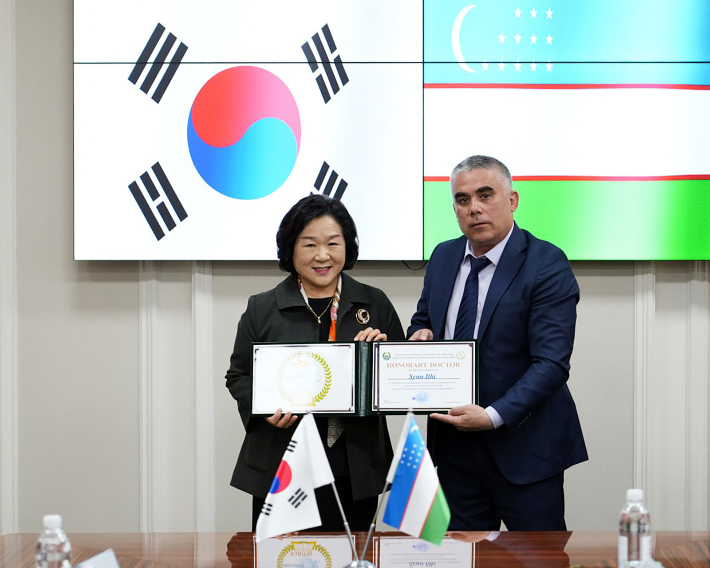 마트카리모프 우즈베키스탄 국립체육대 총장이 명예학사박위를 수여하고 있다. 계명대 제공 
